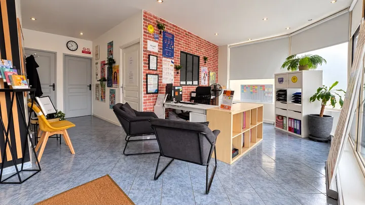 Accueil de Montlhéry Conduite avec bureau et fauteuils visiteurs
