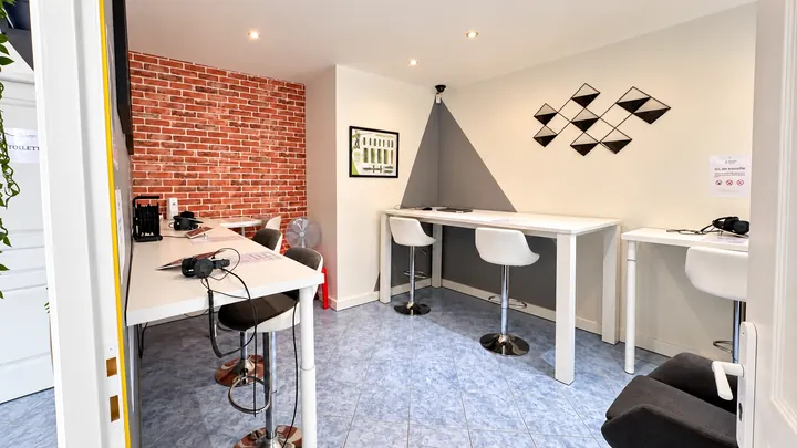 Espace de travail de Montlhéry Conduite avec tables, tabourets et casques