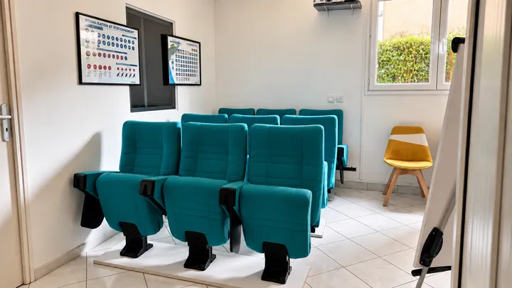 Salle de code de Montlhéry Conduite avec sièges turquoise et panneaux pédagogiques